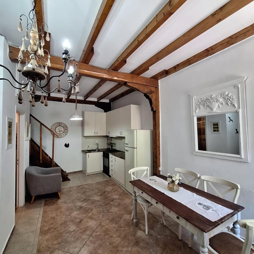 Kitchen or kitchenette, Living room, Seating area, Dining area, stove