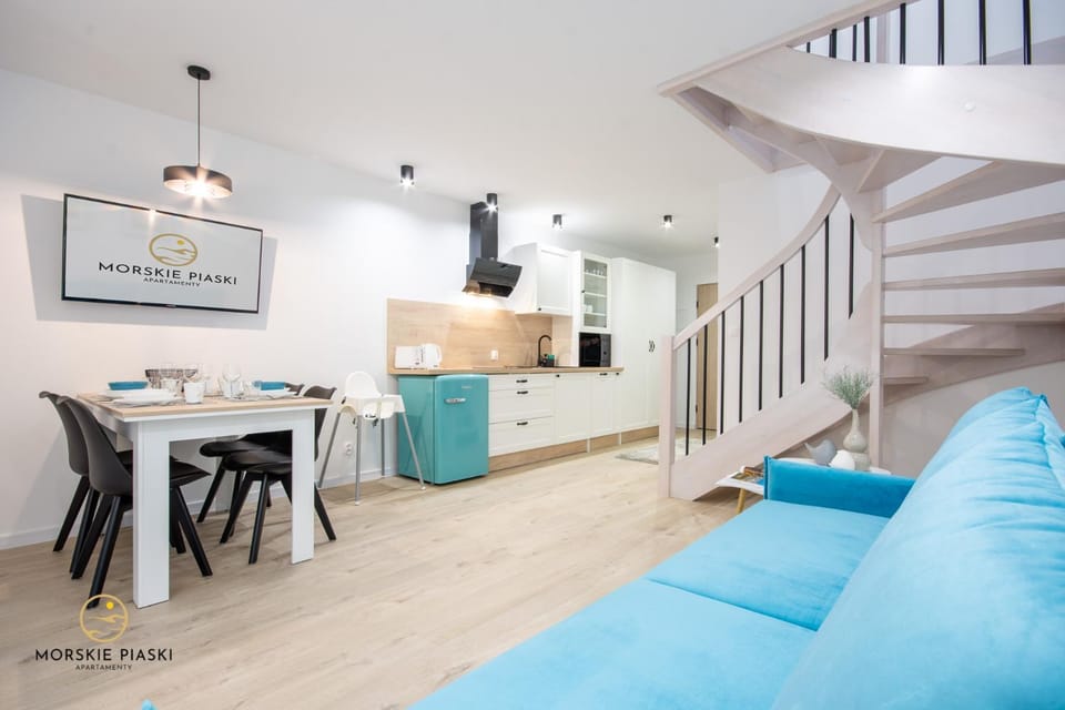 Kitchen or kitchenette, Living room, Seating area, Dining area