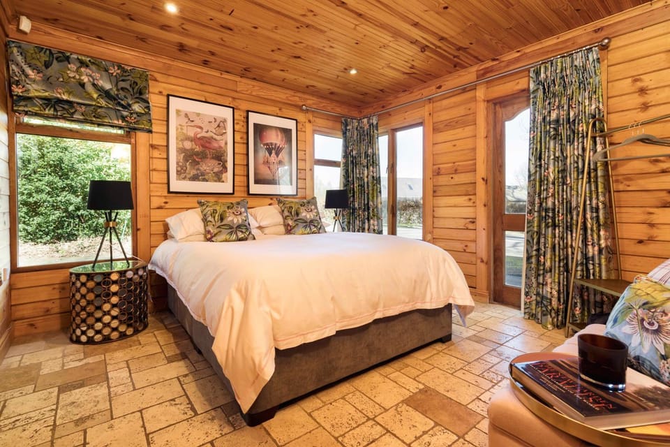 Forest Lodge with Hot Tub & Padel Tennis Court House in Northern Ireland