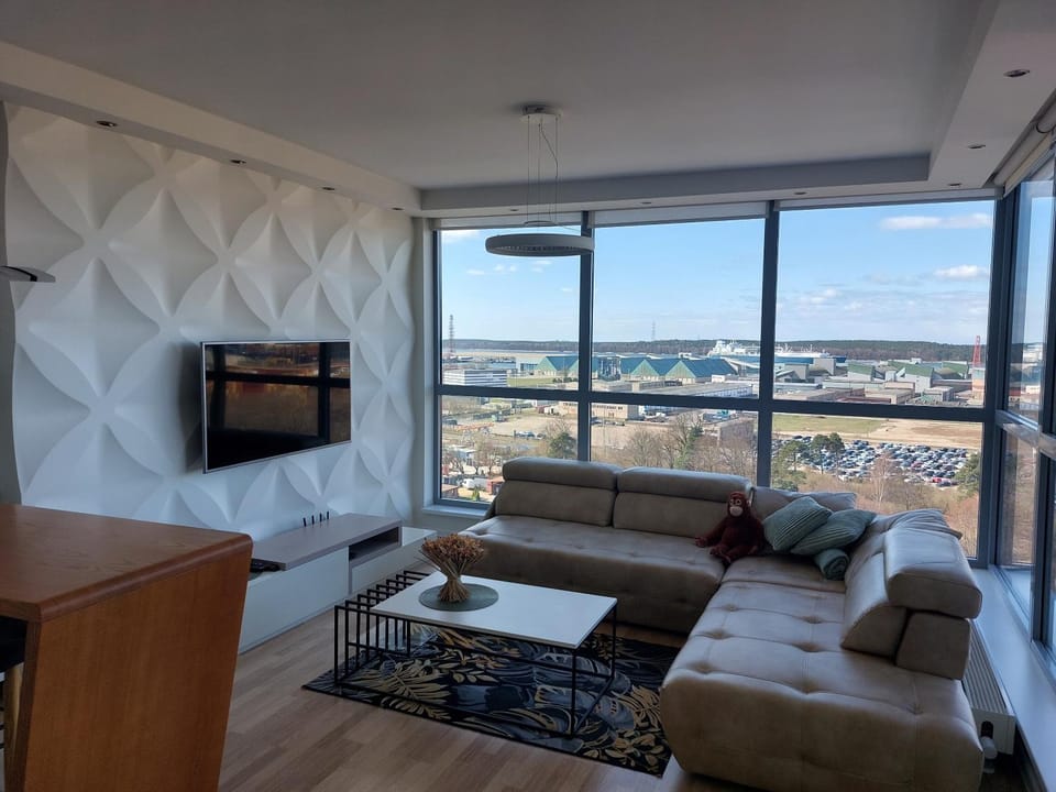 TV and multimedia, Living room, Seating area, Evening entertainment
