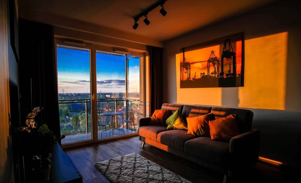 View (from property/room), Living room, Seating area, City view, Landmark view, River view, Sunrise