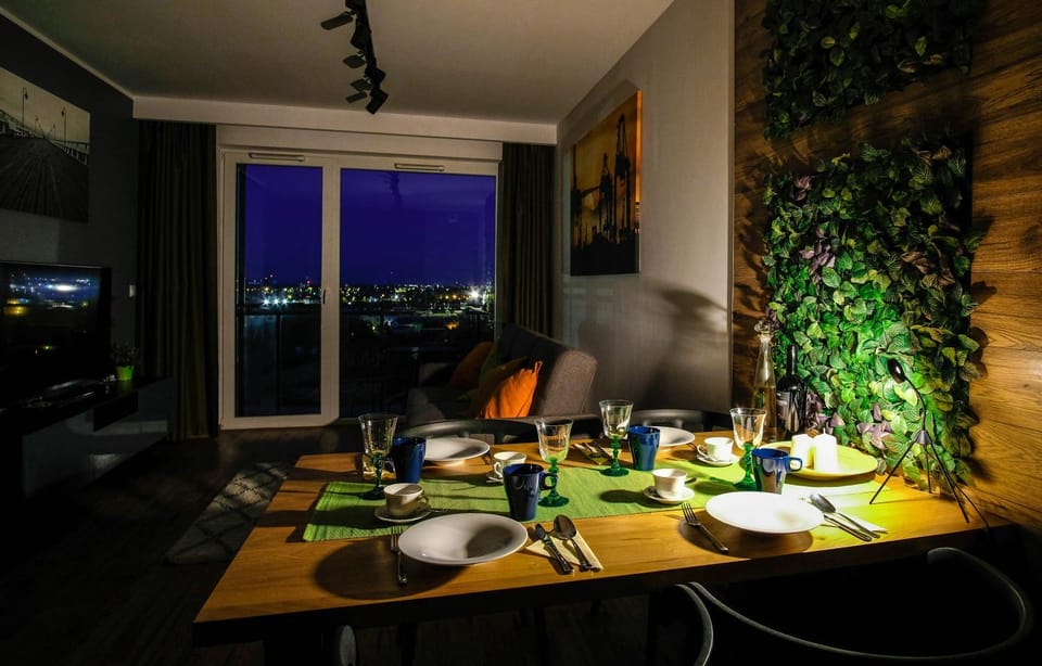 View (from property/room), Living room, Dining area, City view, Landmark view, River view