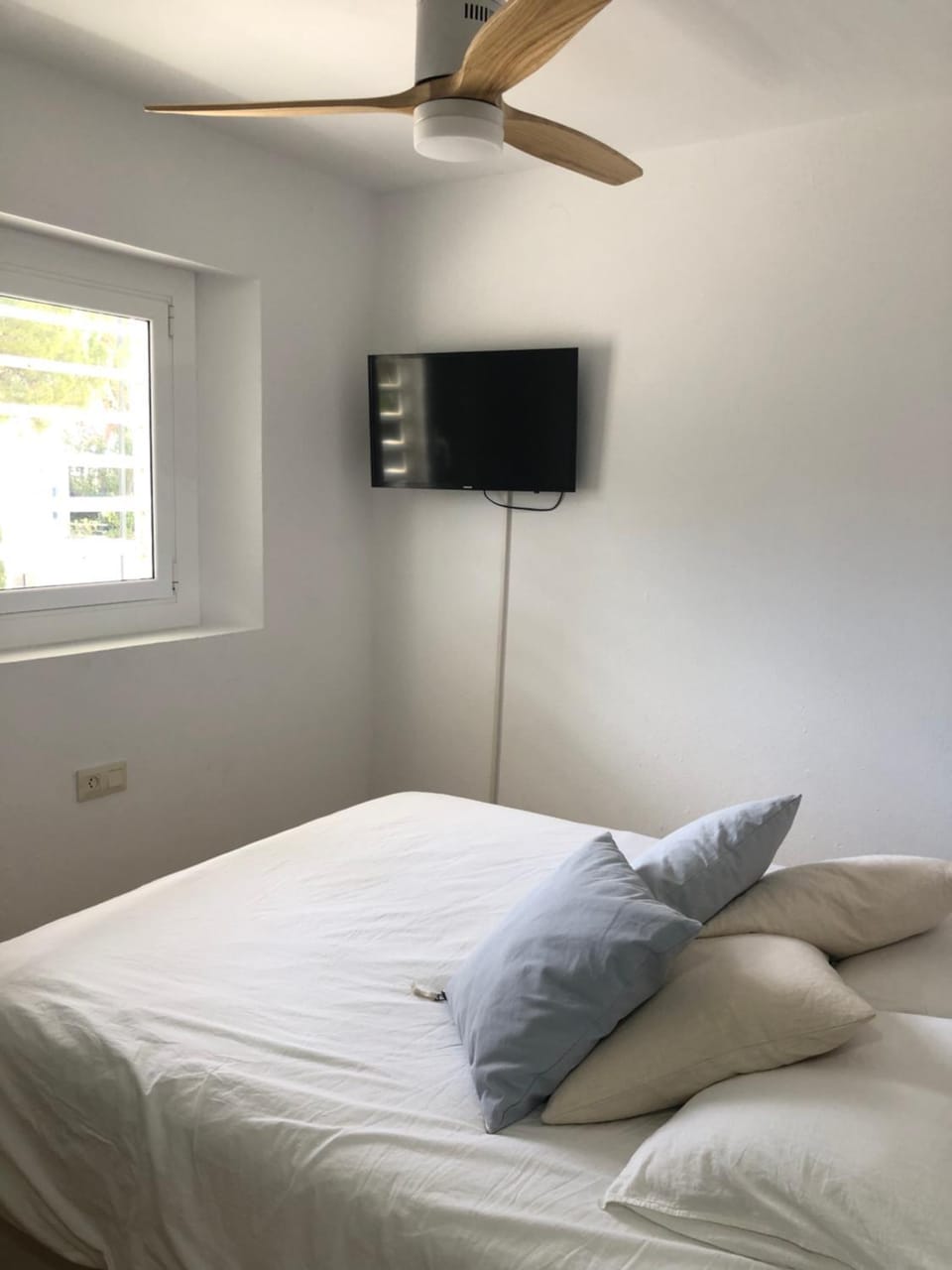 Bed, TV and multimedia, Bedroom