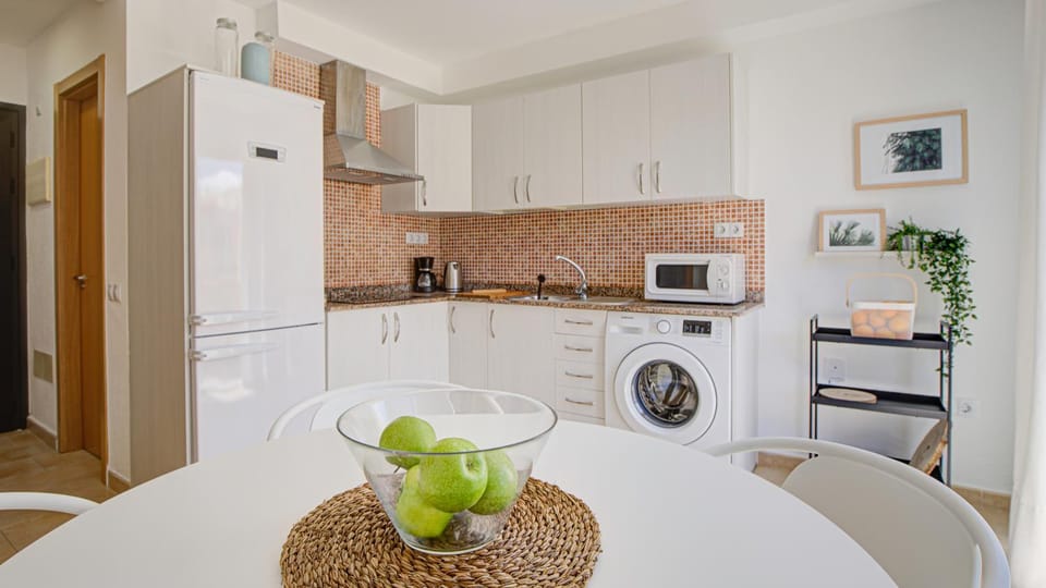 Kitchen or kitchenette, Dining area, minibar, stove, toaster