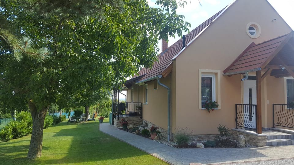 Gyöngyvirág Apartman Apartment in Hungary