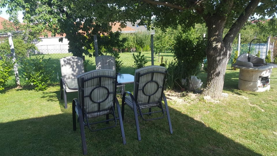 Gyöngyvirág Apartman Apartment in Hungary