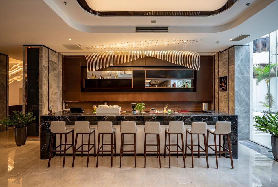 Restaurant/places to eat, Lounge or bar, Lounge or bar