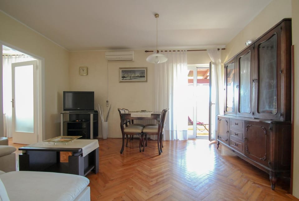 TV and multimedia, Living room, Dining area