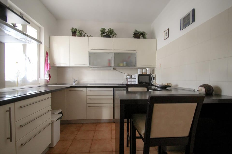 Kitchen or kitchenette, minibar