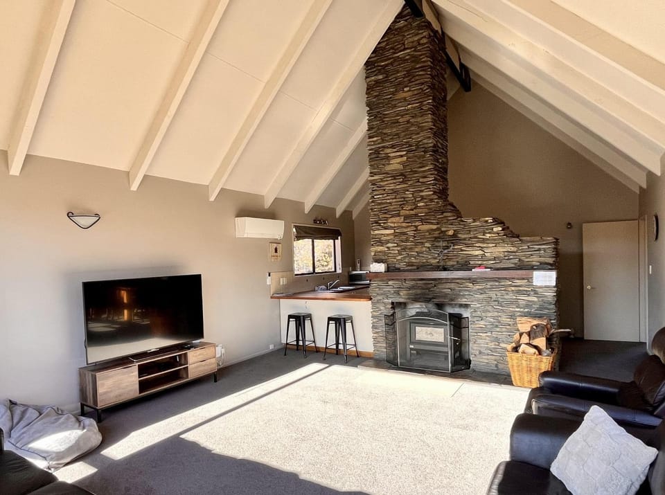 TV and multimedia, Living room, fireplace