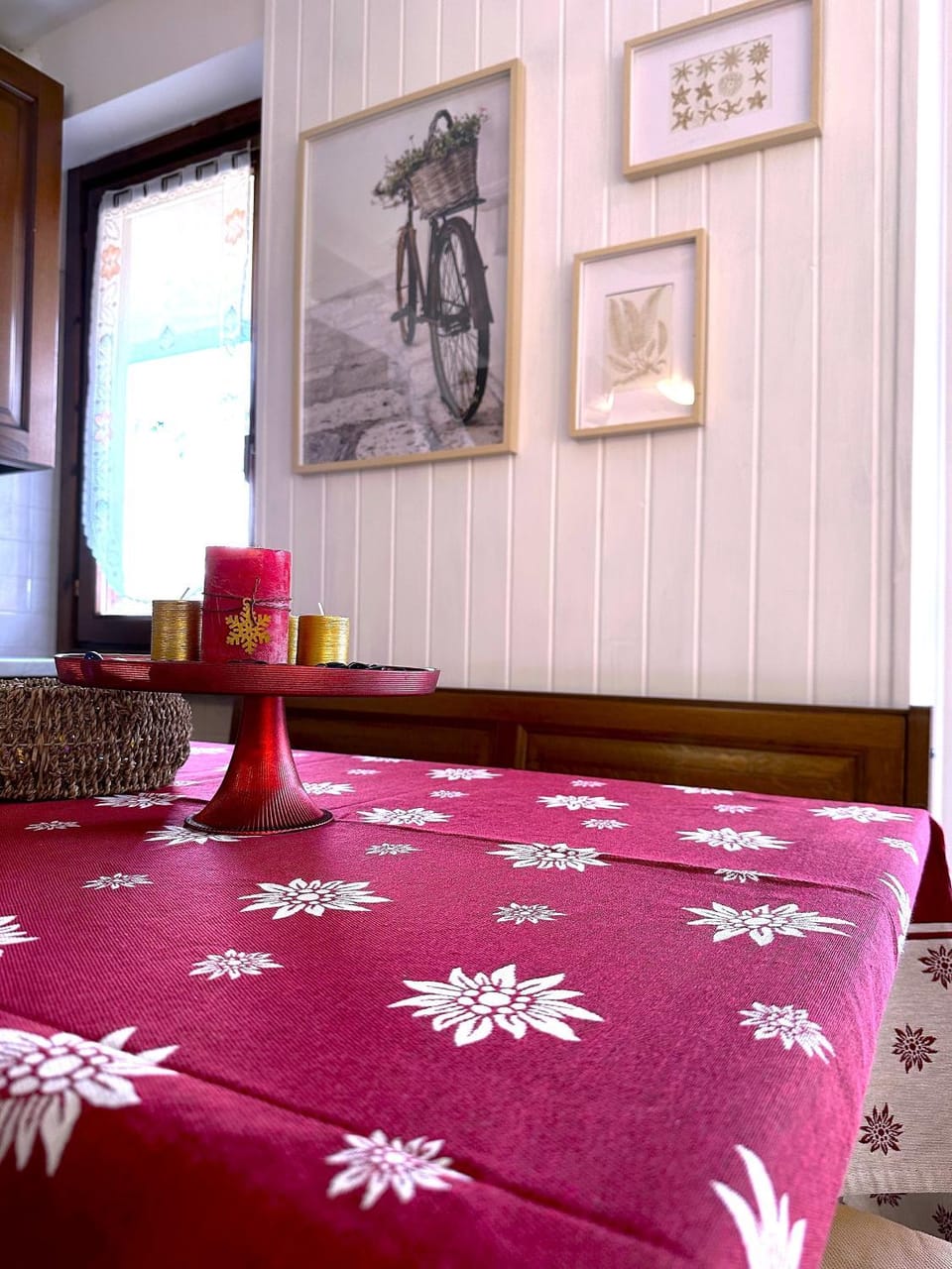 Living room, Decorative detail, Dining area