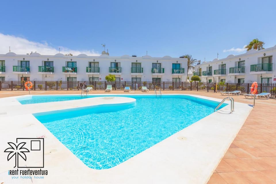 Swimming pool, sunbed