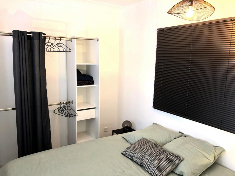 Shower, Bathroom, Coffee/tea facilities, Kitchen or kitchenette, Bedroom