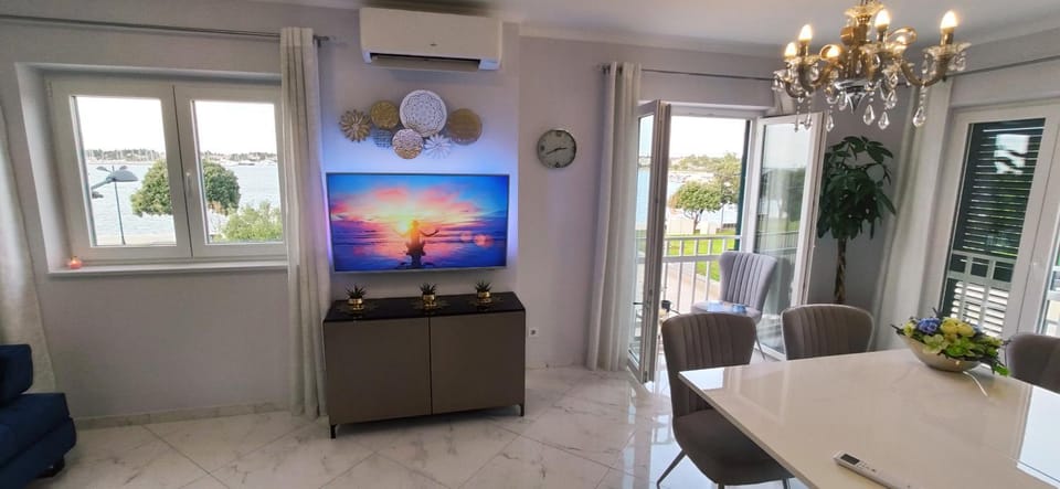 Communal lounge/ TV room, Sea view