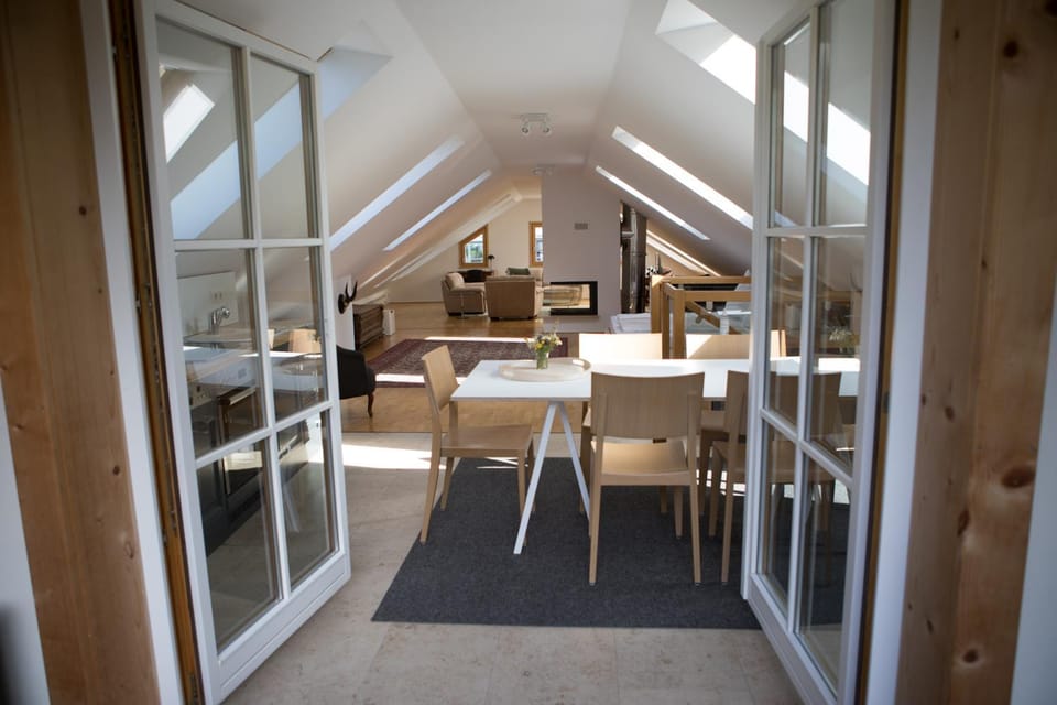 Kitchen or kitchenette, Living room, Seating area, Dining area