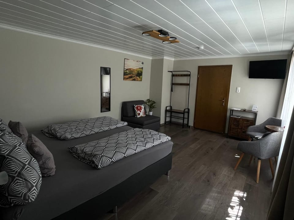 Bed, TV and multimedia, Photo of the whole room, Bedroom