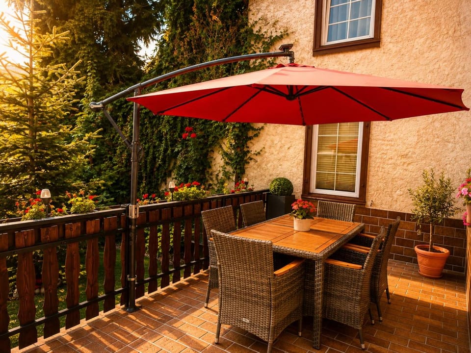 Property building, View (from property/room), Balcony/Terrace, Dining area, Garden view