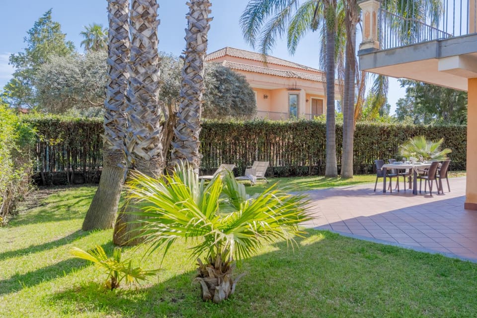 Property building, Spring, Day, Garden, Garden view