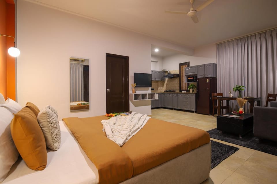 Bed, TV and multimedia, Kitchen or kitchenette, Living room, Photo of the whole room, Seating area, Bedroom