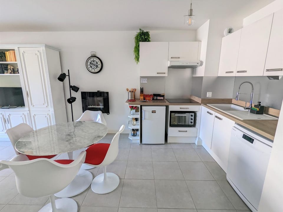 Arcachon centre ville - Charmant T2 avec balcon, parking sécurisé, proche gare, commerces et plage - FR-1-420-90 Apartment in Arcachon