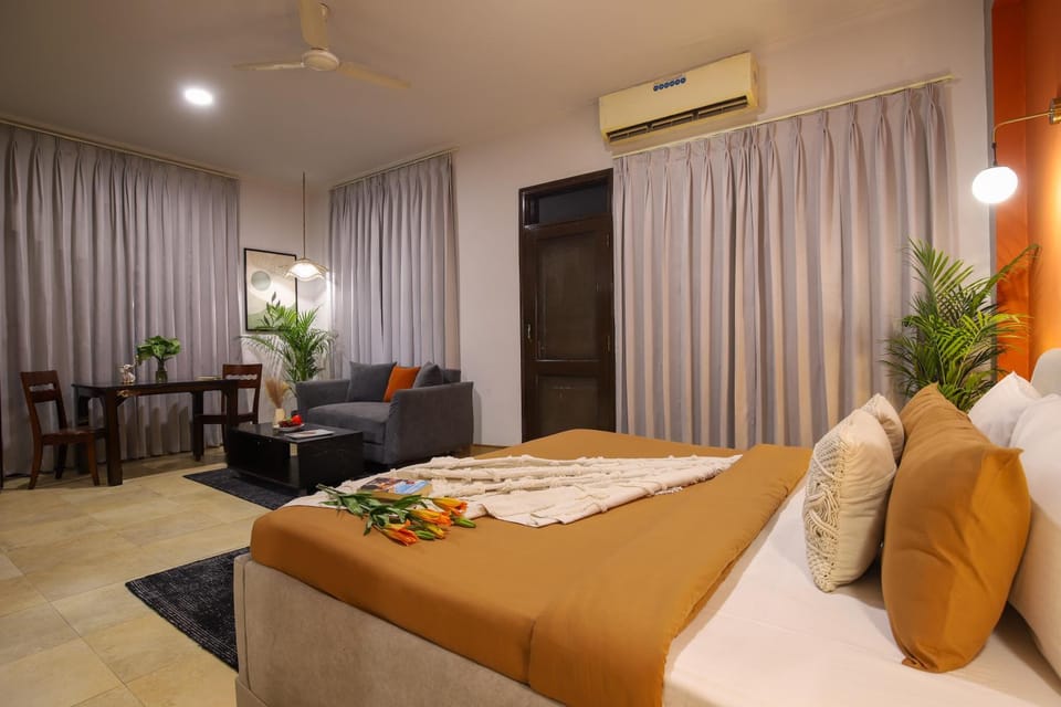 Bed, TV and multimedia, Living room, Photo of the whole room, Decorative detail, Bedroom, air conditioner
