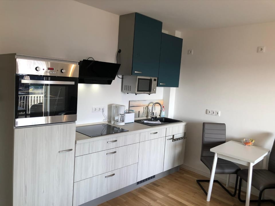 Coffee/tea facilities, Kitchen or kitchenette, Dining area, dishwasher, stove, toaster