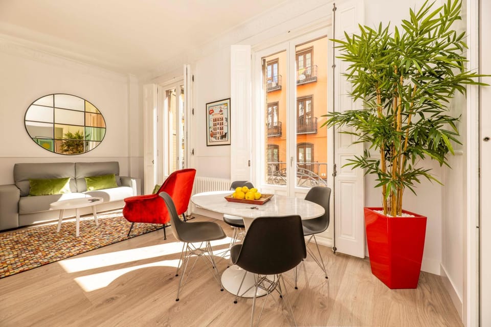 Living room, Seating area, Dining area, Food