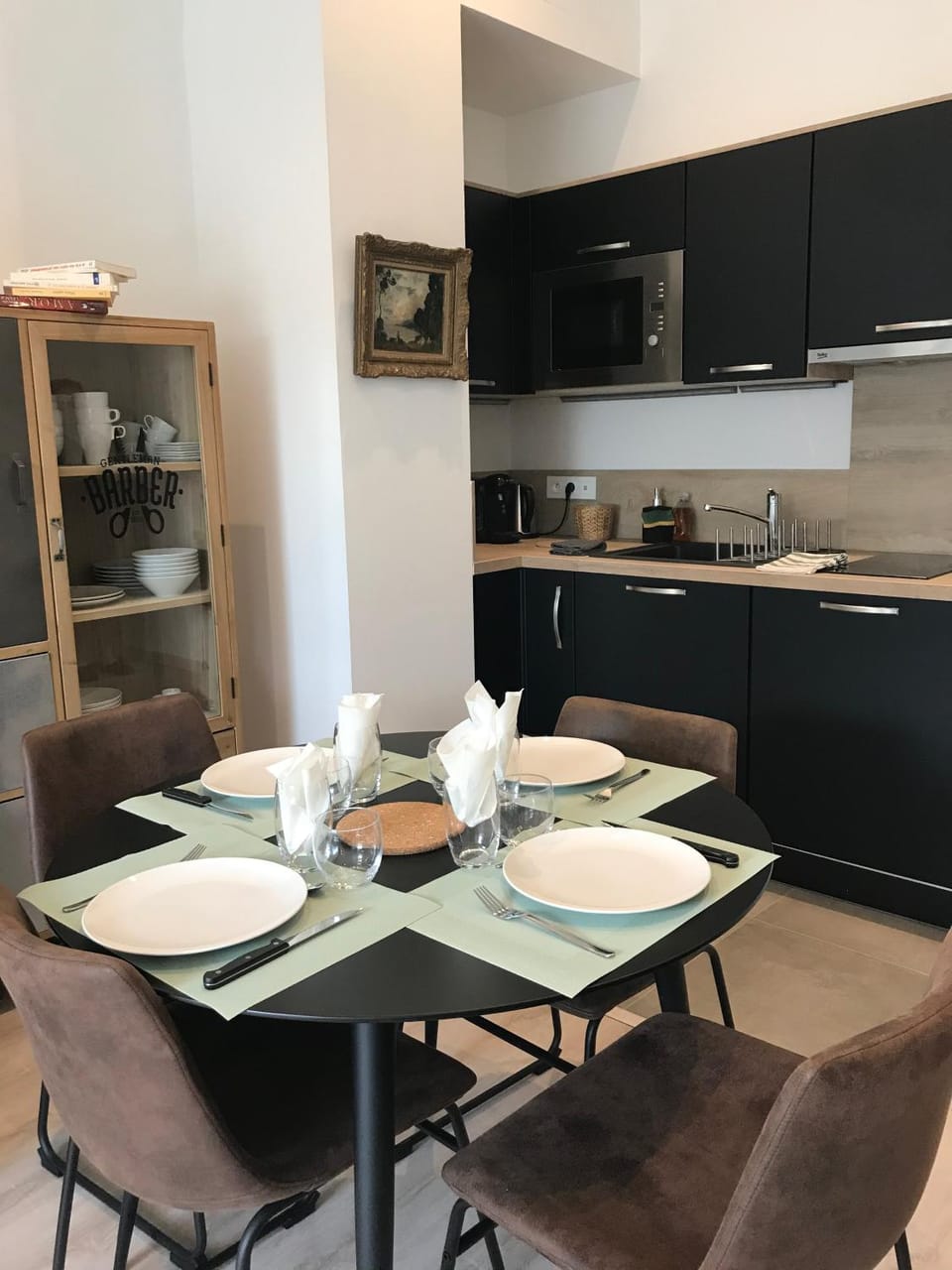 Kitchen or kitchenette, Dining area