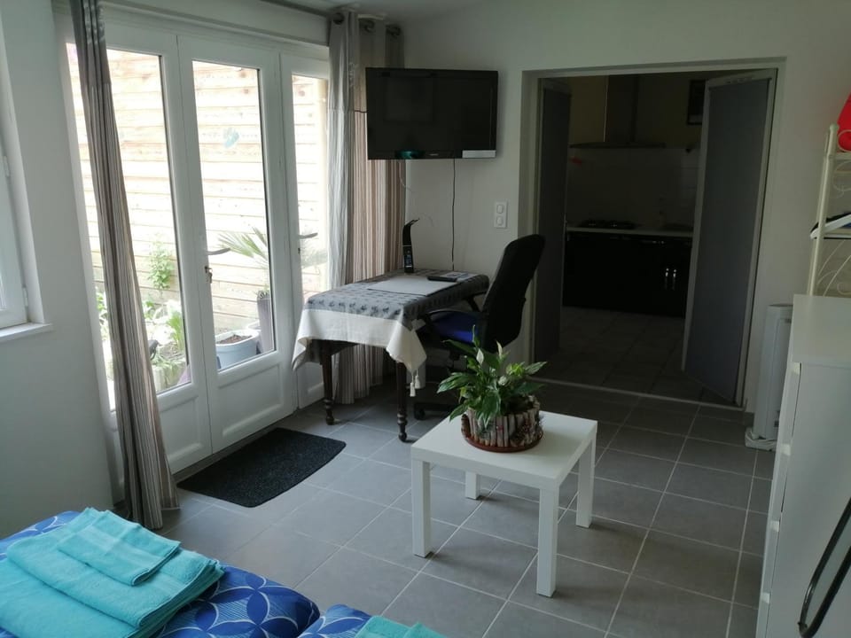 Bed, TV and multimedia, Bedroom