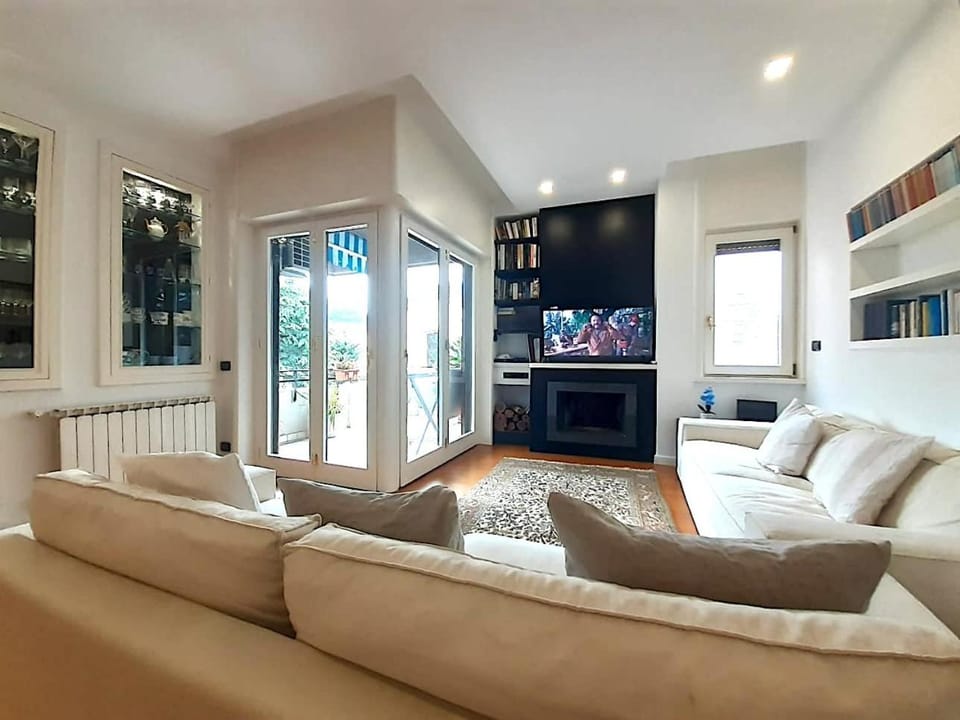 Communal lounge/ TV room, Living room, Lunch, flat iron