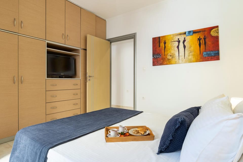 Bed, TV and multimedia, Photo of the whole room, Bedroom, wardrobe