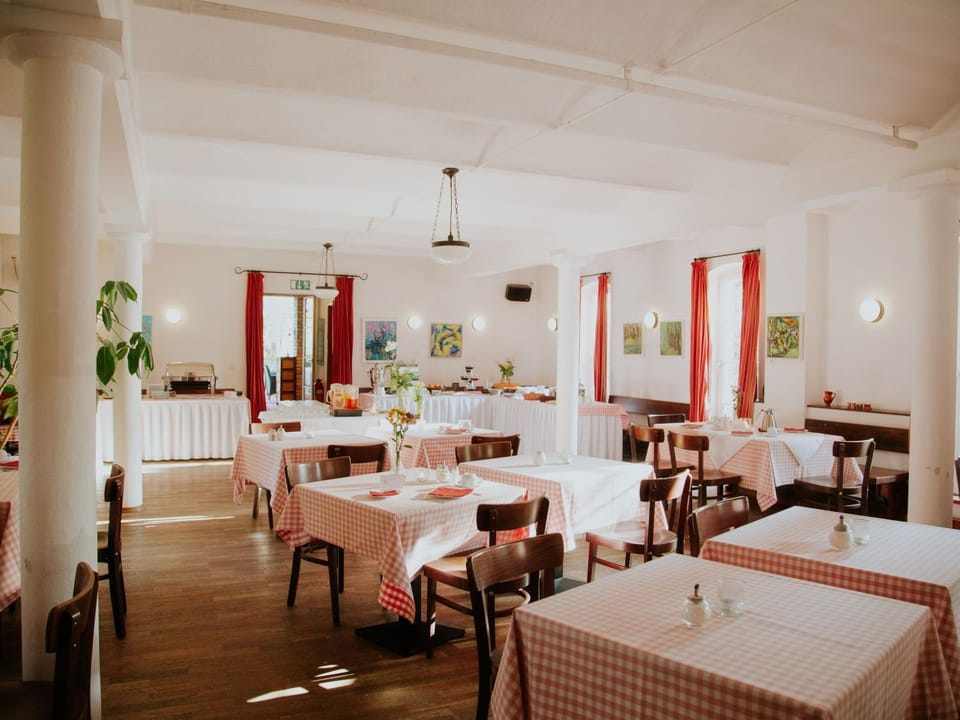 Restaurant/places to eat, Banquet/Function facilities, Breakfast, Buffet breakfast