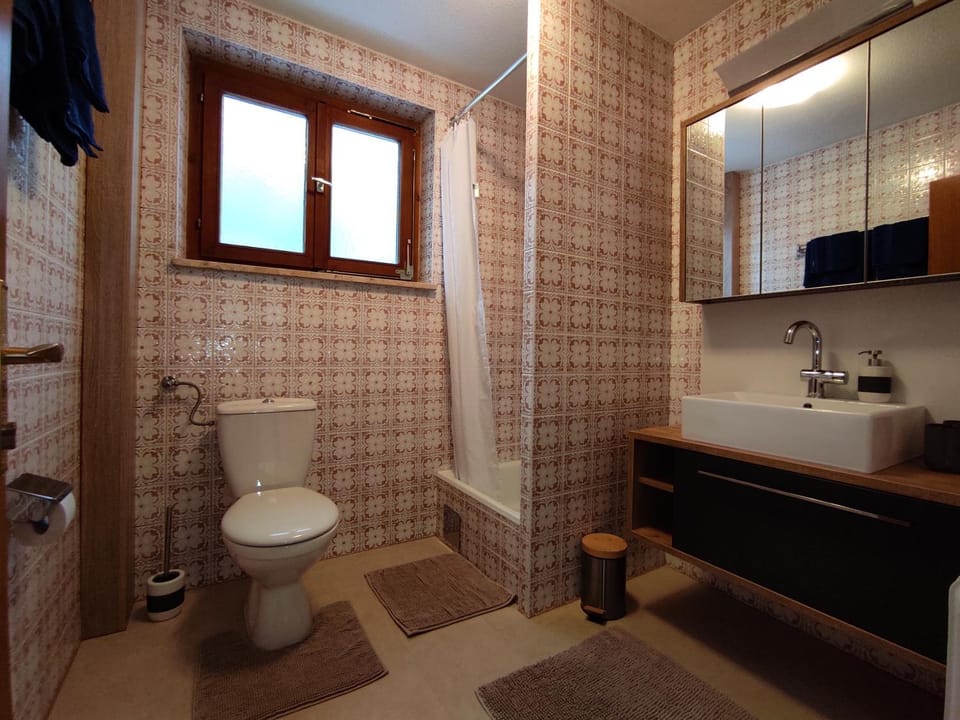Toilet, Bathroom, towels