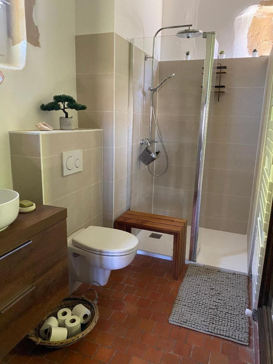 Shower, Toilet