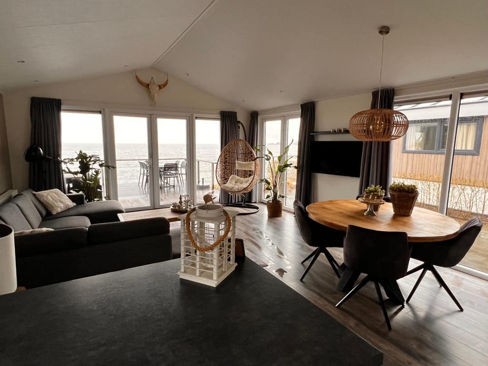 Living room, Food