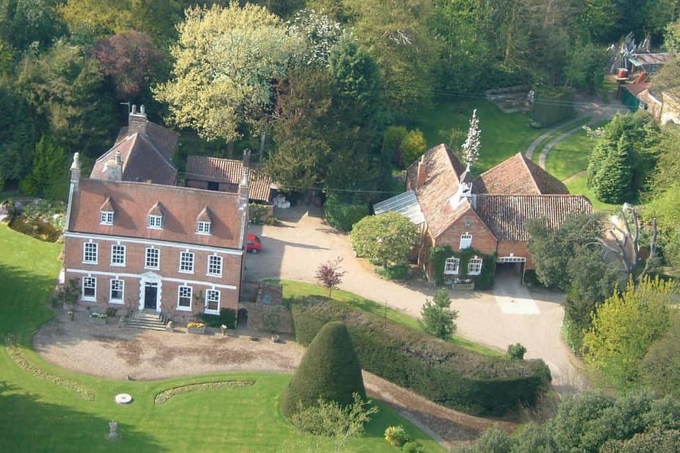 Property building, Nearby landmark, Facade/entrance, Neighbourhood, Bird's eye view, View (from property/room), Garden view