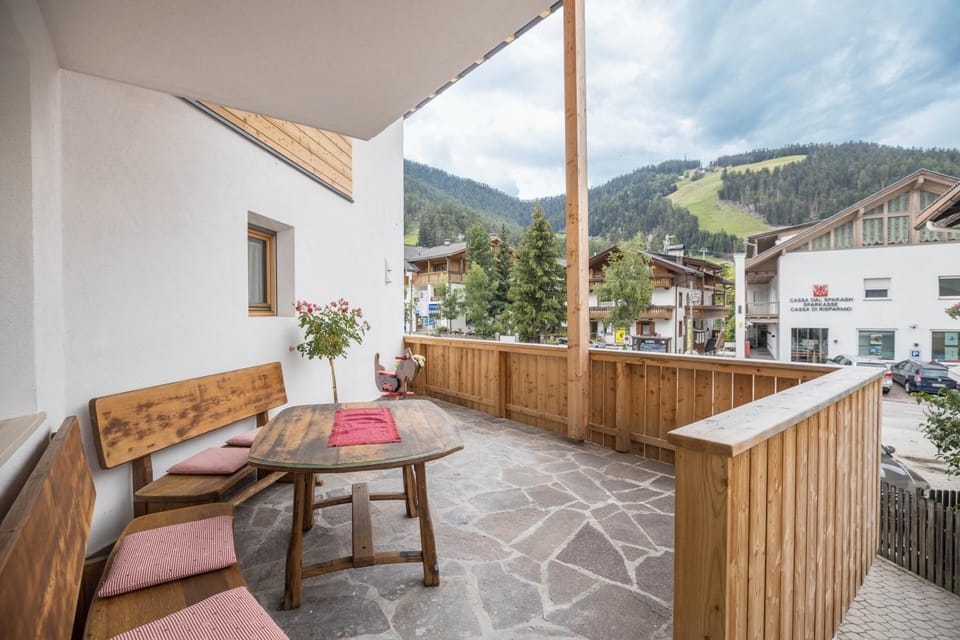 Property building, Balcony/Terrace, Living room