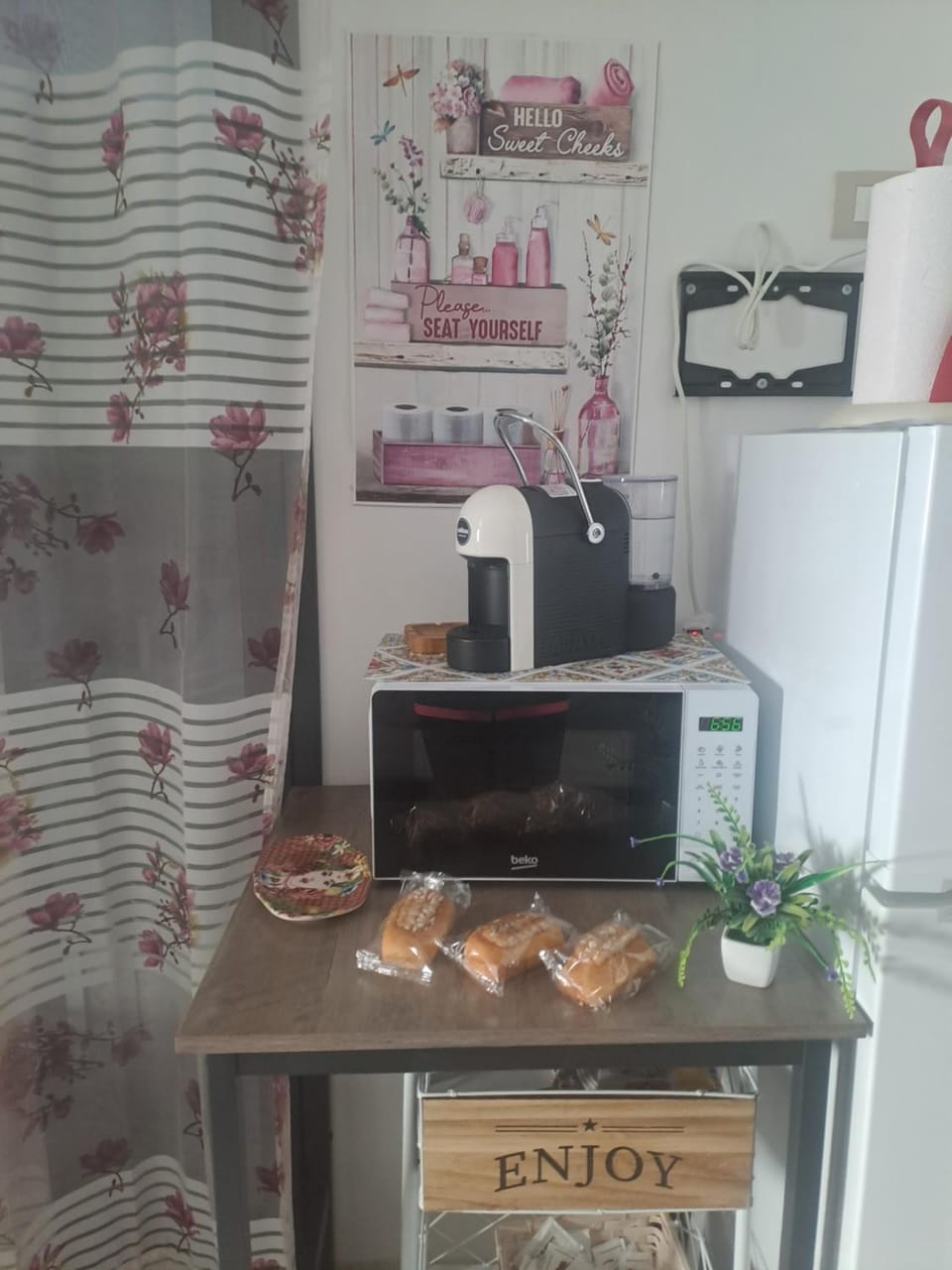 Coffee/tea facilities, Food