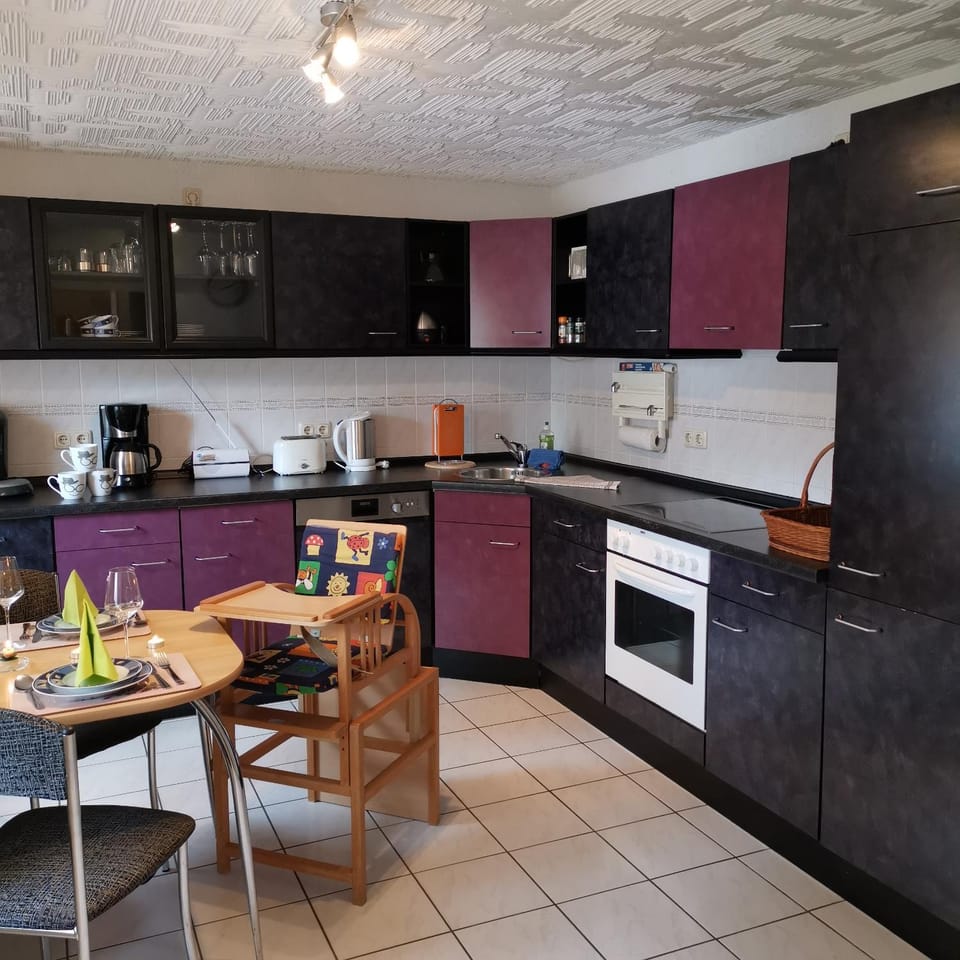 Kitchen or kitchenette, Photo of the whole room, Decorative detail, Dining area