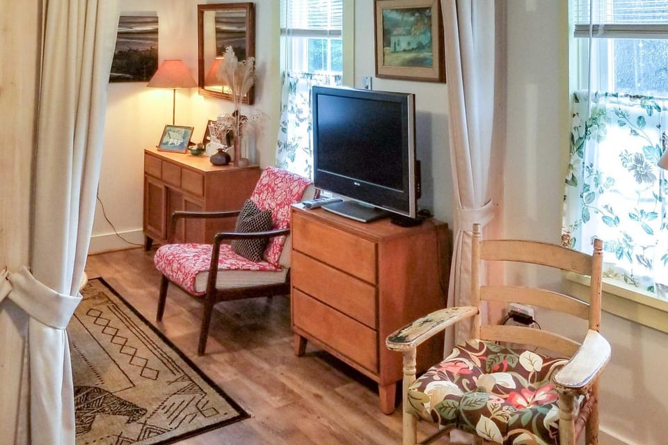 Rustic-Chic Cottage w/ Yard & Grill - Near Hiking! House in Massachusetts