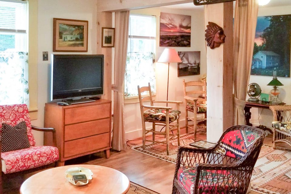 Rustic-Chic Cottage w/ Yard & Grill - Near Hiking! House in Massachusetts