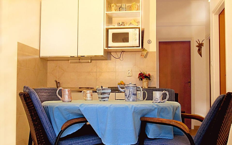 Restaurant/places to eat, kitchen
