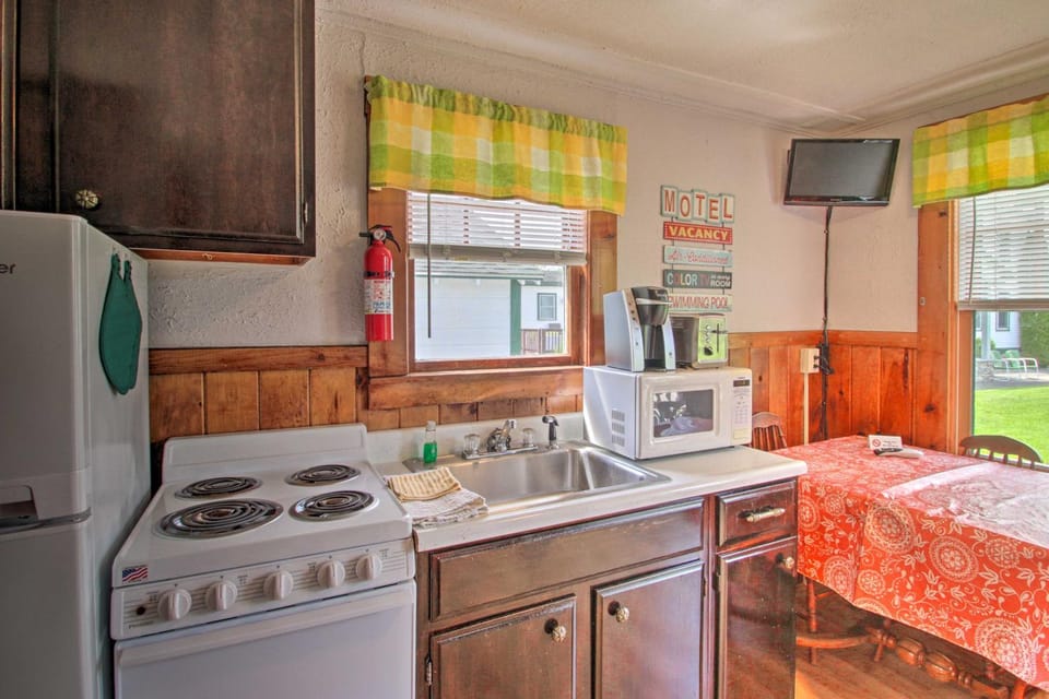 Charming Laconia Cottage: Walk to Weirs Beach House in Laconia