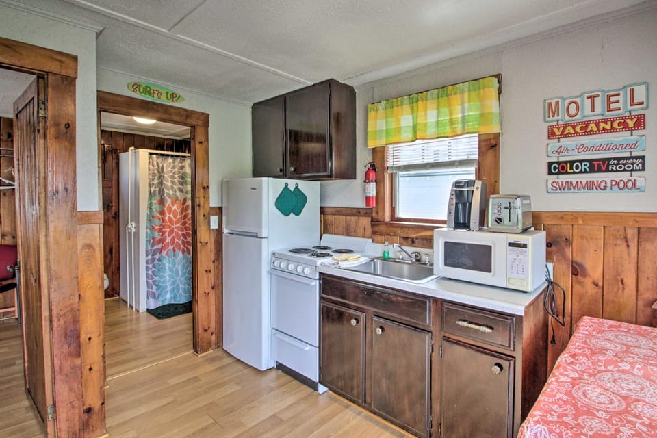 Charming Laconia Cottage: Walk to Weirs Beach House in Laconia