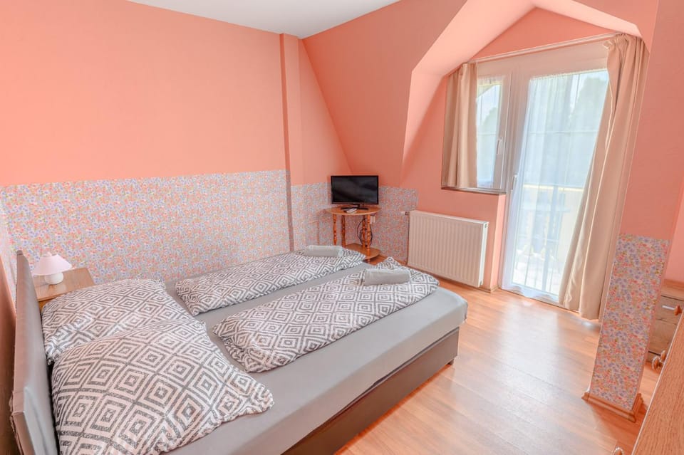 Bed, TV and multimedia, Balcony/Terrace, air conditioner