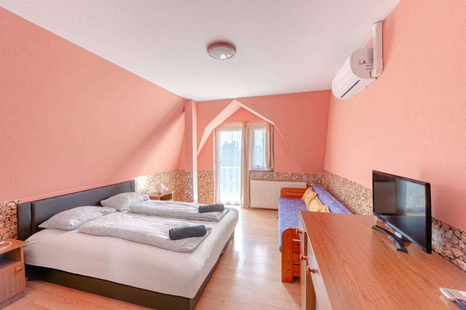 Bed, TV and multimedia, Photo of the whole room, Bedroom, towels, air conditioner