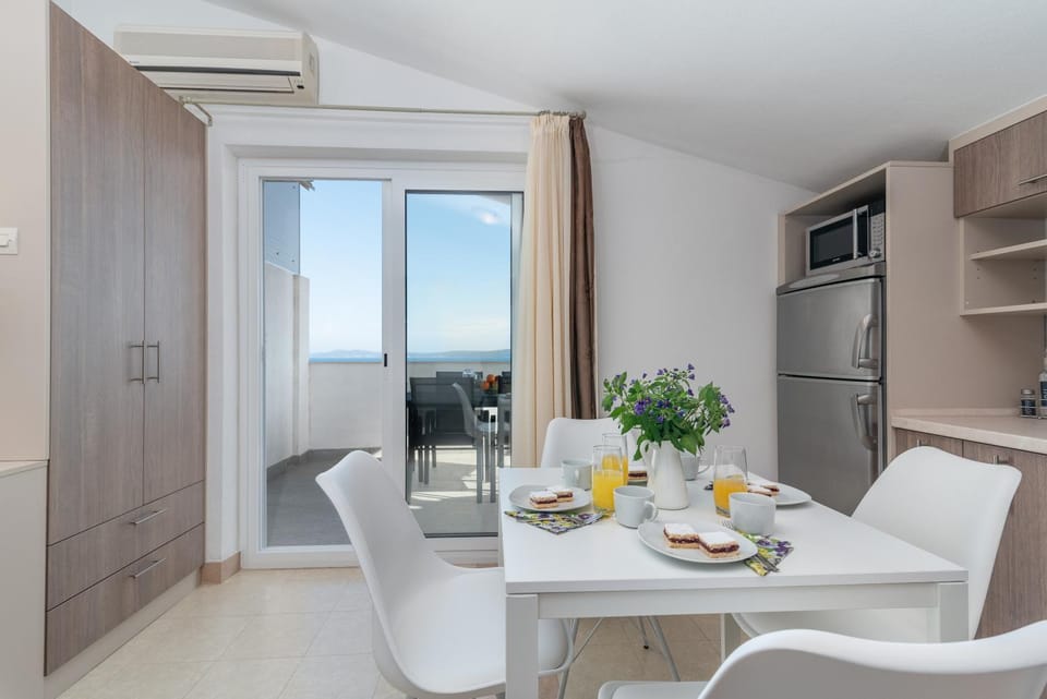 Balcony/Terrace, Kitchen or kitchenette, Living room, Dining area