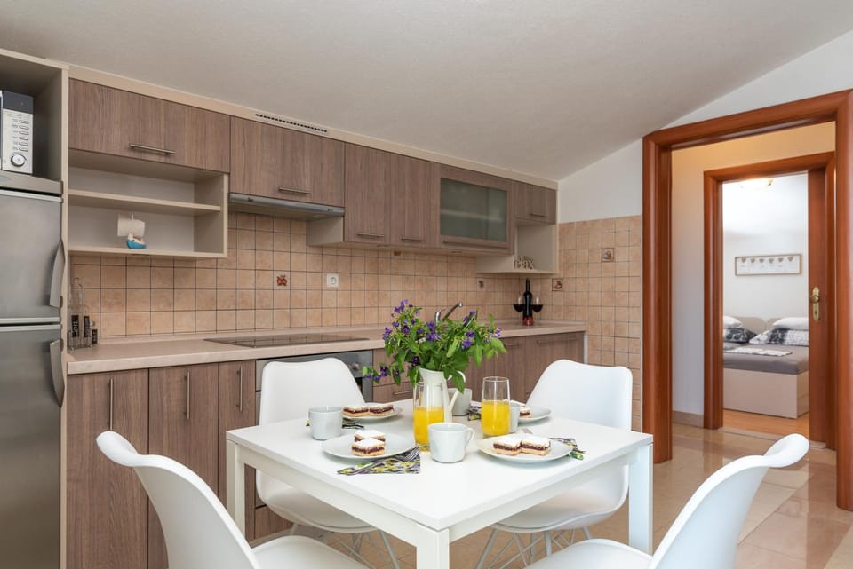 Kitchen or kitchenette, Dining area, Bedroom