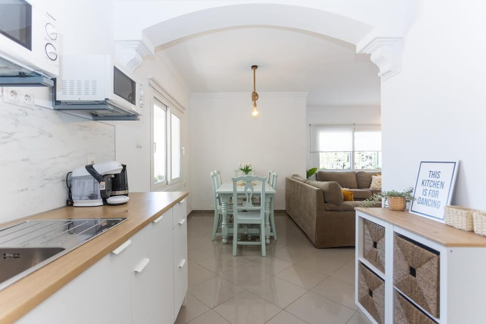 Coffee/tea facilities, Dining area, minibar
