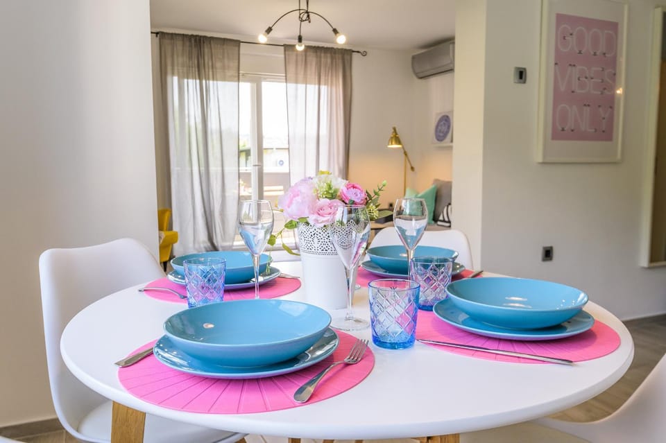 Seating area, Dining area